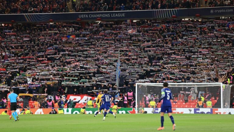 Les-supporters-parisiens-ont-pousse-les-joueurs-de-Luis-Enrique-a-Liverpool-le-11-mars-2025-2065786.jpeg