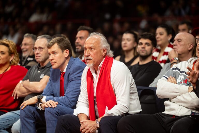 oleksiy-yefimov-a-gauche-de-son-patron-alexey-lors-du-match-de-monaco-chez-lolympiakos-scaled-1f015d.jpeg