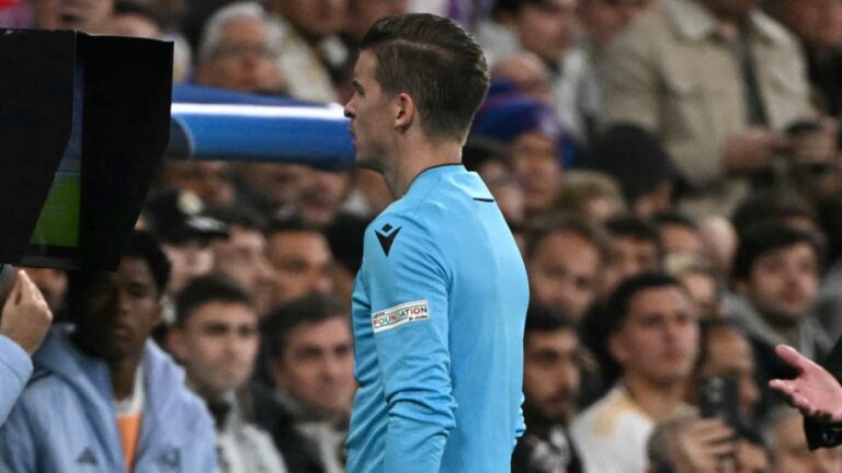 Francois-Letexier-attend-la-verification-par-la-VAR-d-un-penalty-sur-Kylian-Mbappe-le-16-04-2025-206.jpeg
