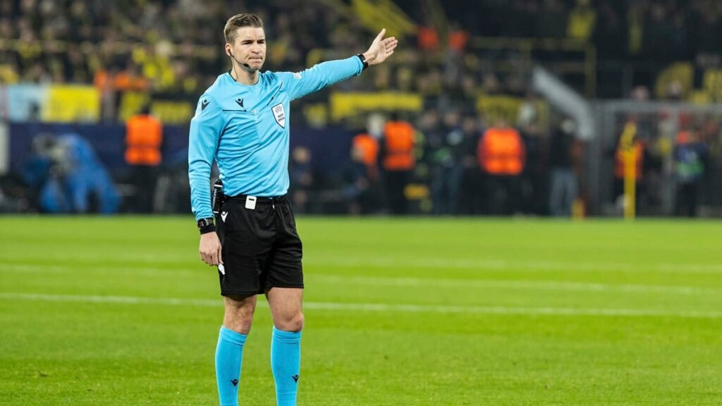 Francois-Letexier-lors-du-match-entre-le-Borussia-Dortmund-et-le-FC-Barcelone-au-Signal-Iduna-Park-l.jpeg