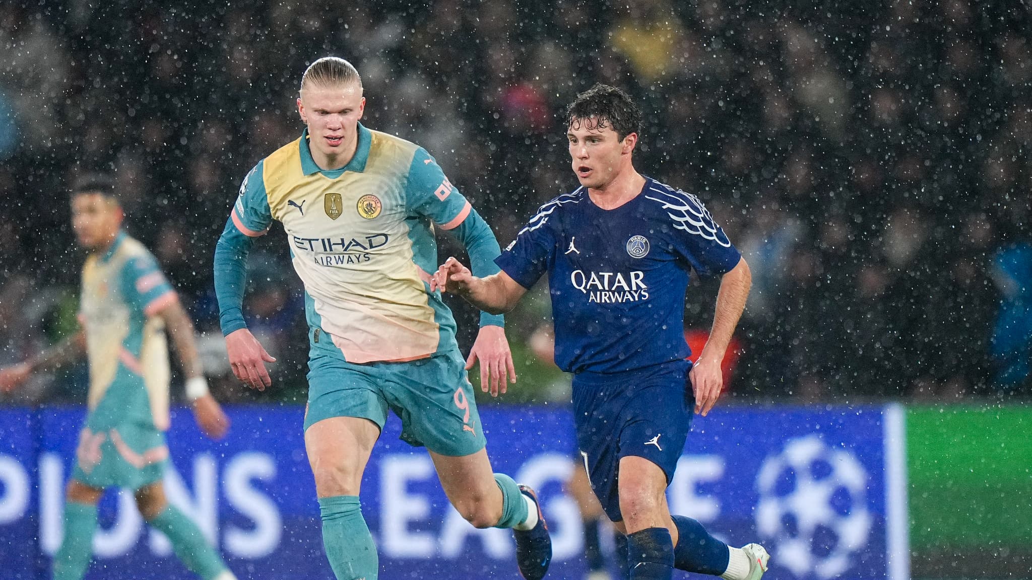 Joao-Neves-face-a-Erling-Haaland-lors-du-match-de-Ligue-des-champions-PSG-Manchester-City-le-22-janv.jpeg