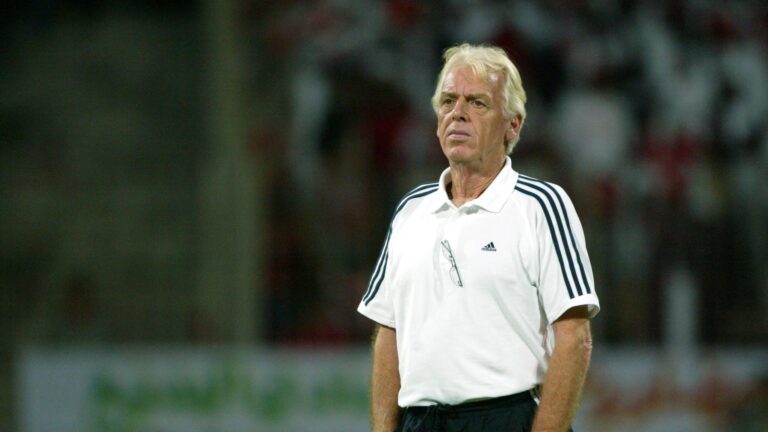 Leo-Beenhakker-avec-la-selection-de-Trinite-et-Tobago-face-a-Bahrain-le-16-janvier-2005-2064382.jpg