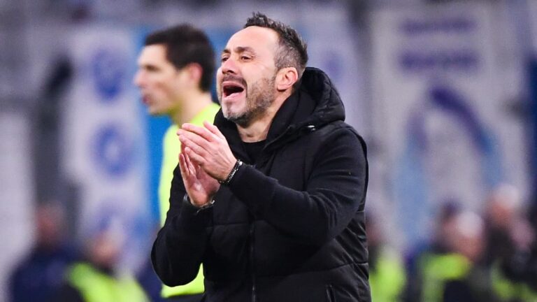 Roberto-De-Zerbi-l-entraineur-de-l-OM-en-train-d-implorer-l-arbitre-avec-les-mains-face-a-l-OL-le-2.jpeg