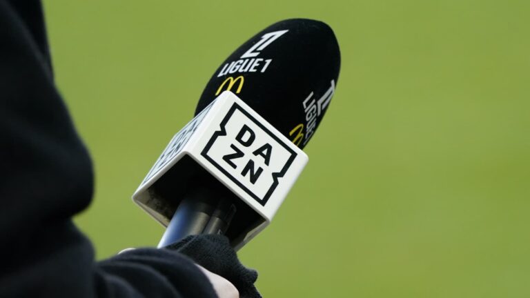 Un-micro-de-la-plateforme-DAZN-pendant-un-match-de-Ligue-1-le-19-janvier-2025-2031632.jpg