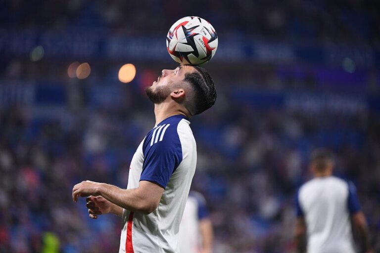 ol-rayan-cherki-manchester-united-abuse-iconsport_256763_0516-390954.jpg