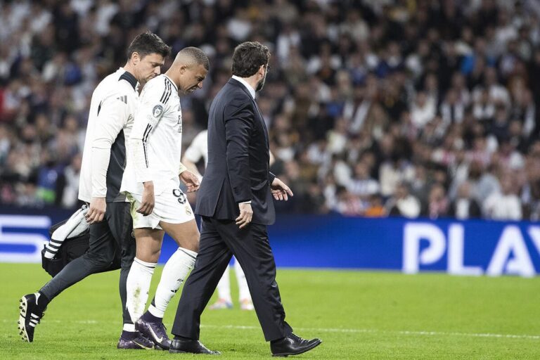 rothen-cartonne-mbappe-son-attitude-est-terrible-iconsport_257848_0004-391438.jpg