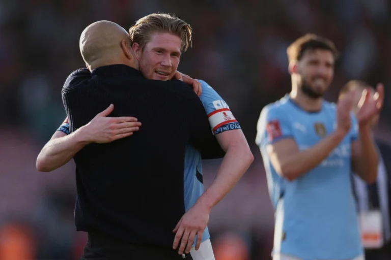 Pep-Guardiola-rend-hommage-a-Kevin-De-Bruyne-©Alamy.webp.webp