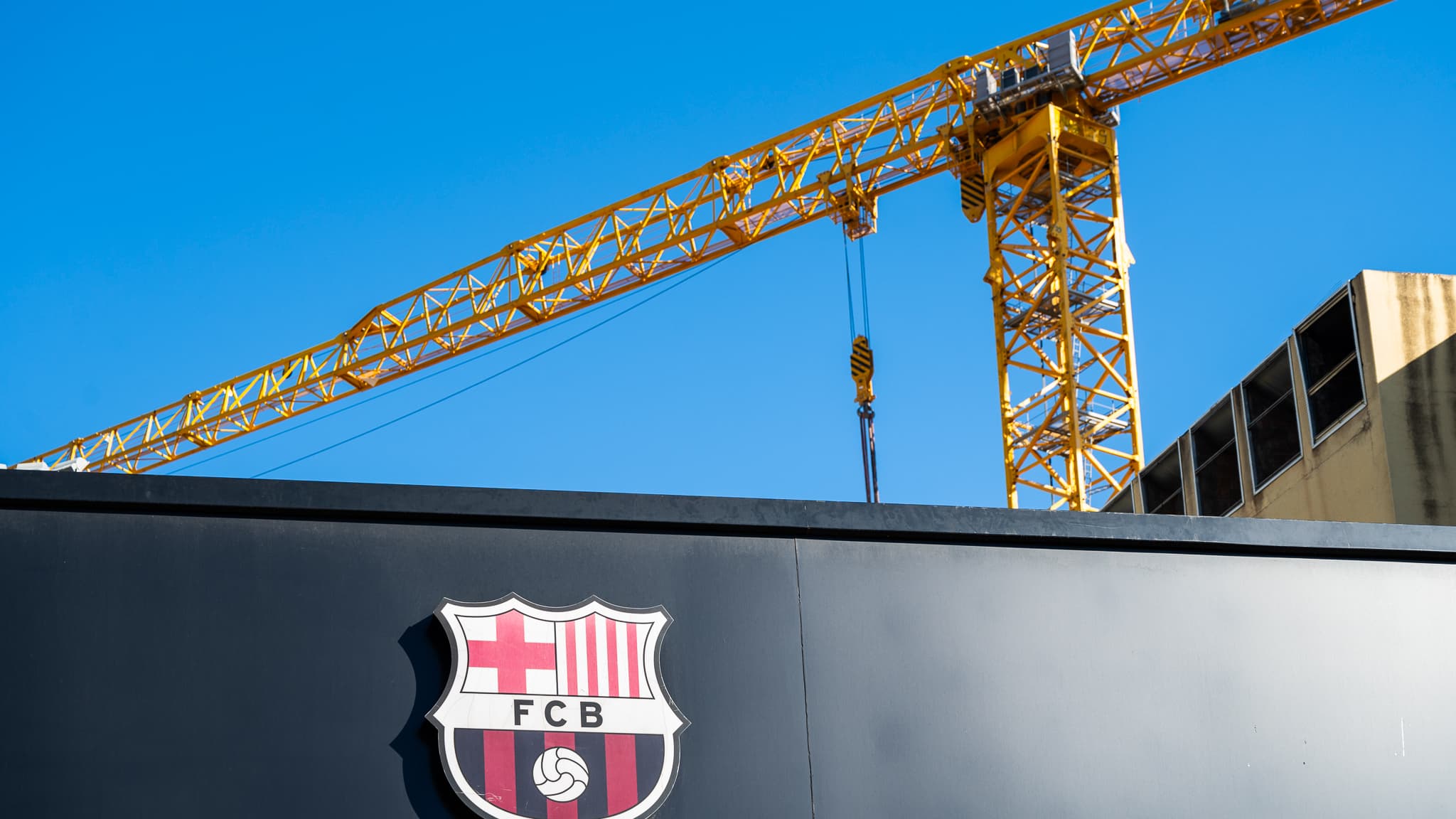 Avec-des-travaux-de-modernisation-demarrees-en-2023-le-FC-Barcelone-prevoyait-une-reouverture-du-Cam.jpeg