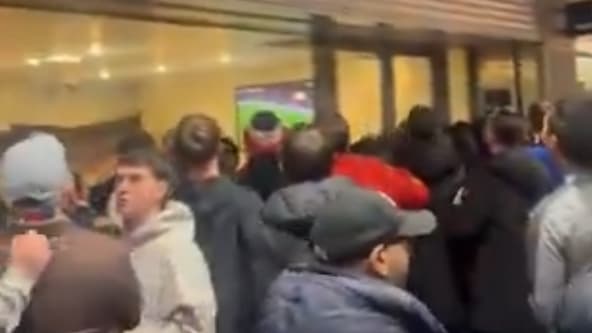 Des-fans-de-Manchester-United-partis-trop-tot-celebrent-la-victoire-de-leur-equipe-en-quarts-de-fina.jpeg