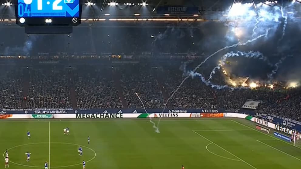 Des-fusees-incandescentes-qui-ont-rebondit-sur-la-pelouse-de-la-Veltins-Arena-avant-de-prendre-la-di.jpeg