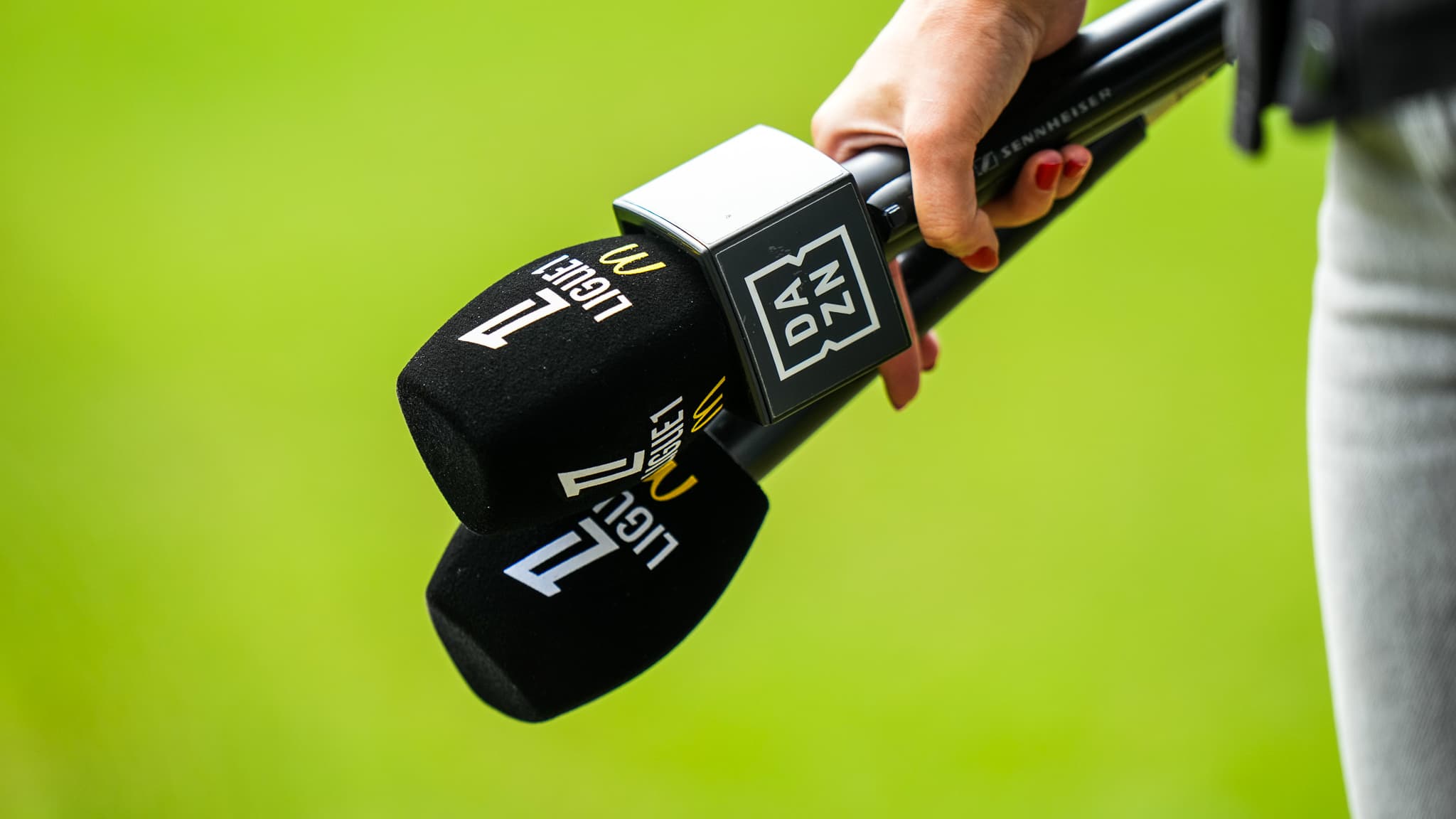 Des-micros-de-DAZN-pendant-un-match-de-Ligue-1-pendant-la-saison-2024-2025-2033521.jpg