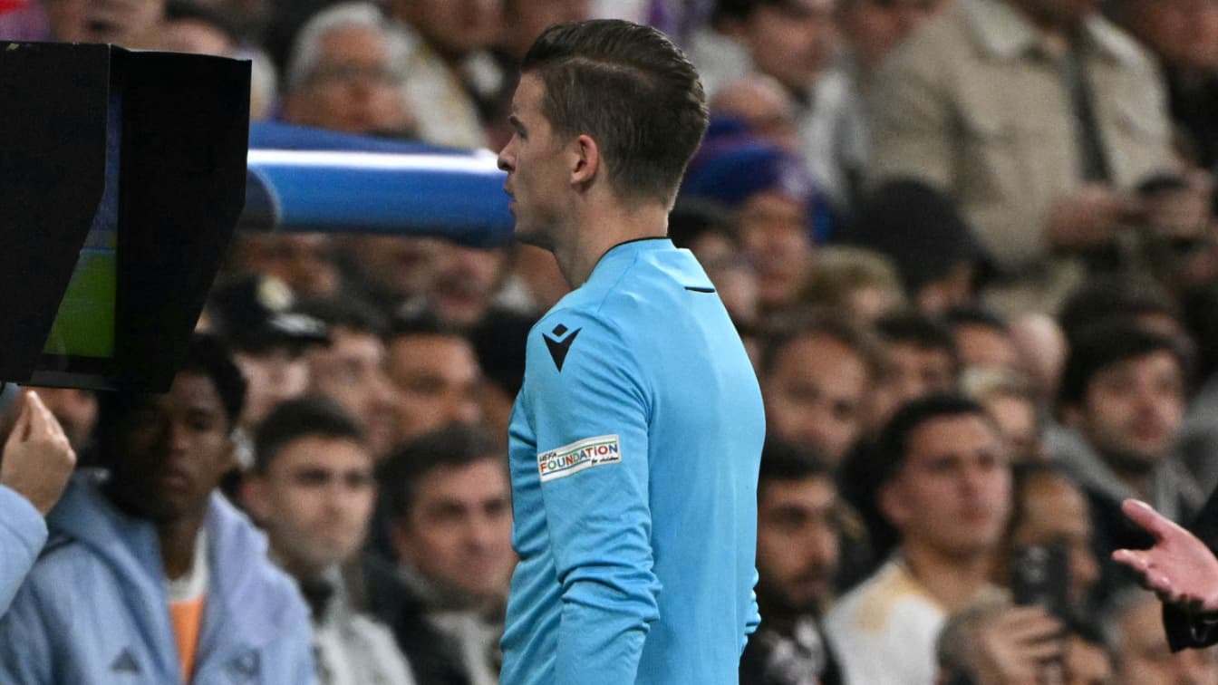 Francois-Letexier-attend-la-verification-par-la-VAR-d-un-penalty-sur-Kylian-Mbappe-le-16-04-2025-206.jpeg