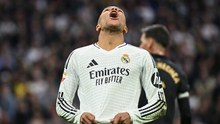 Kylian-Mbappe-frustre-de-son-rate-lors-de-Real-Madrid-Valence-5-avril-2025-2061262.jpg