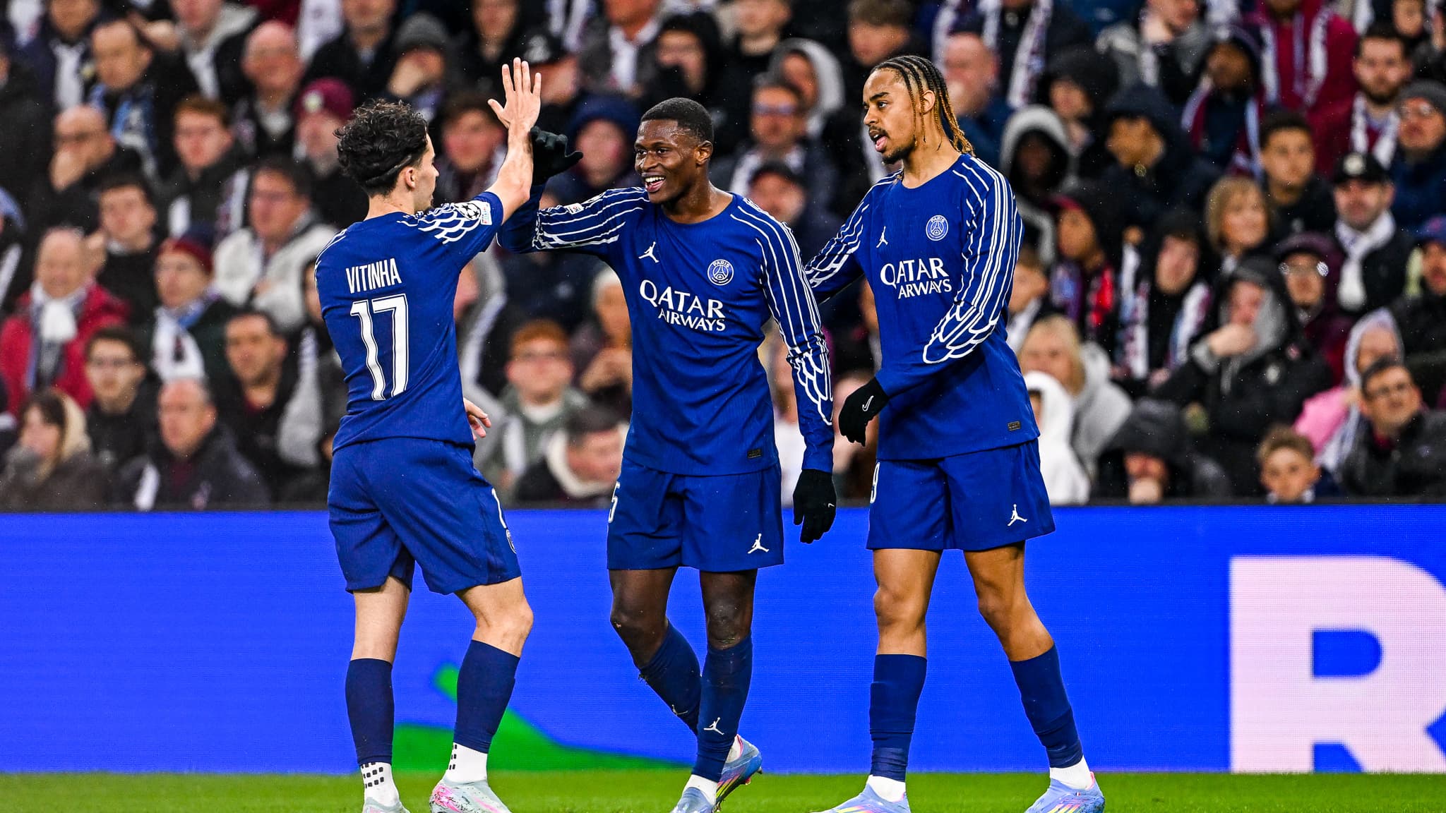 La-joie-des-joueurs-du-PSG-contre-Aston-Villa-le-15-avril-2025-en-Ligue-des-champions-2066896.jpg