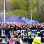 Le-cortege-des-supporters-lyonnais-lors-de-leur-arrivee-a-Old-Trafford-le-17-04-2025-2068133.jpg