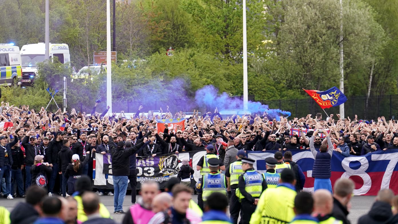 Le-cortege-des-supporters-lyonnais-lors-de-leur-arrivee-a-Old-Trafford-le-17-04-2025-2068133.jpg