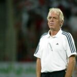 Leo-Beenhakker-avec-la-selection-de-Trinite-et-Tobago-face-a-Bahrain-le-16-janvier-2005-2064382.jpg