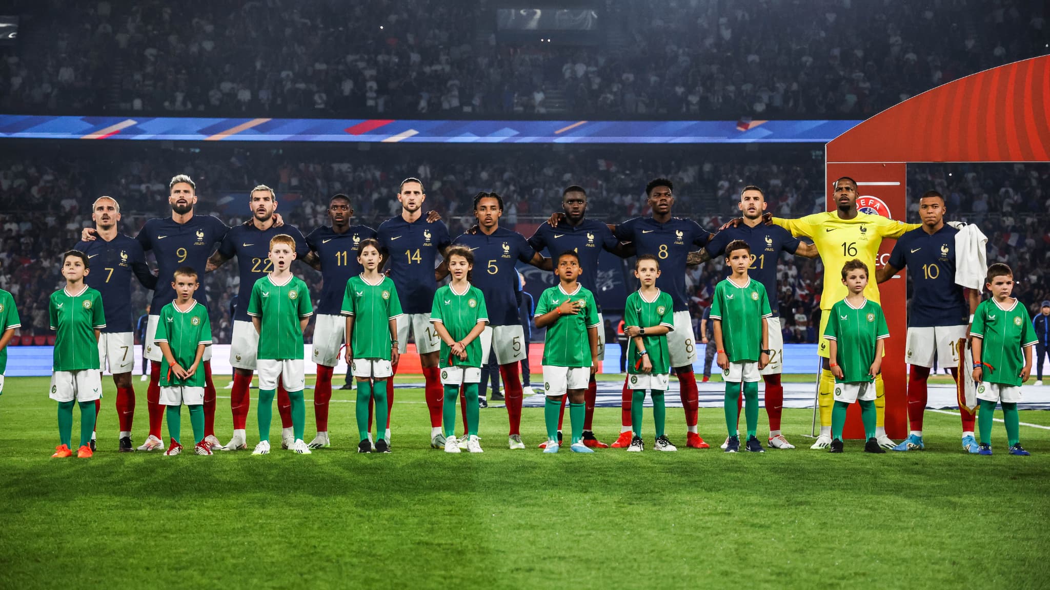 Les-joueurs-de-l-equipe-de-France-au-Parc-des-Princes-lors-du-match-contre-l-Irlande-2-0-qualifs-Eur.jpeg