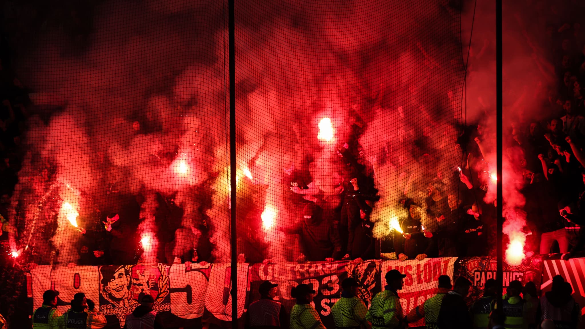 Les-supporters-de-l-OL-a-Old-Trafford-pour-le-quart-de-finale-retour-de-Ligue-Europa-17-avril-2025-2.jpeg