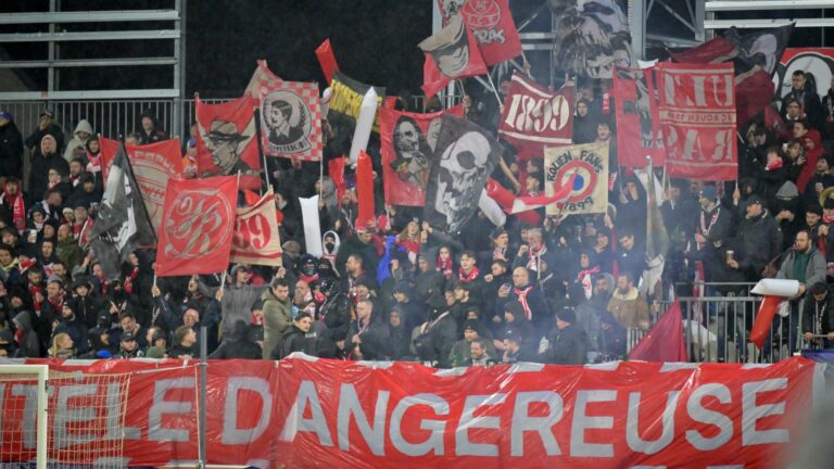 Les-supporters-du-FC-Rouen-lors-du-match-de-Coupe-de-France-contre-Monaco-a-Robert-Diochon-le-8-fevr.jpeg
