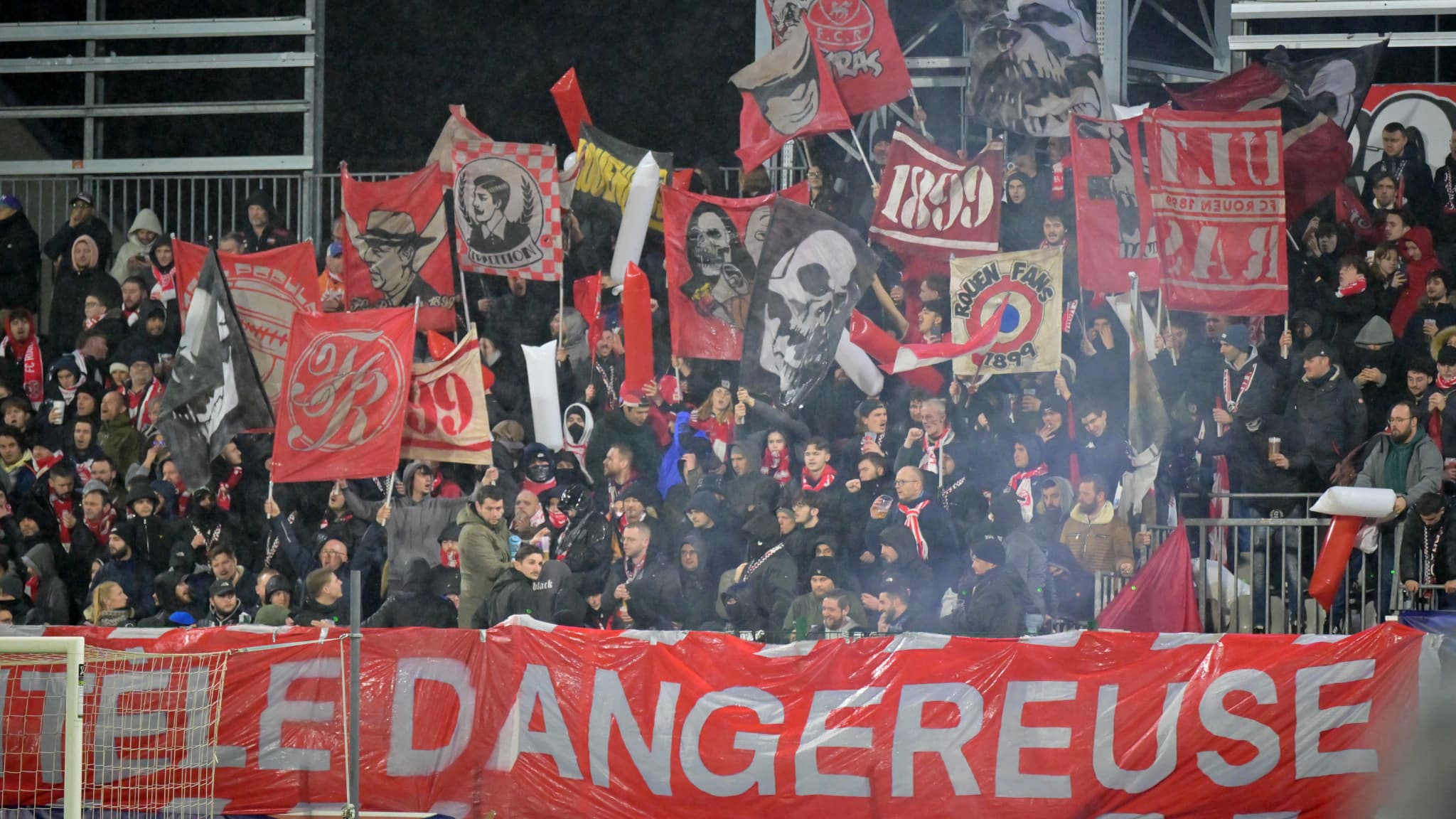 Les-supporters-du-FC-Rouen-lors-du-match-de-Coupe-de-France-contre-Monaco-a-Robert-Diochon-le-8-fevr.jpeg