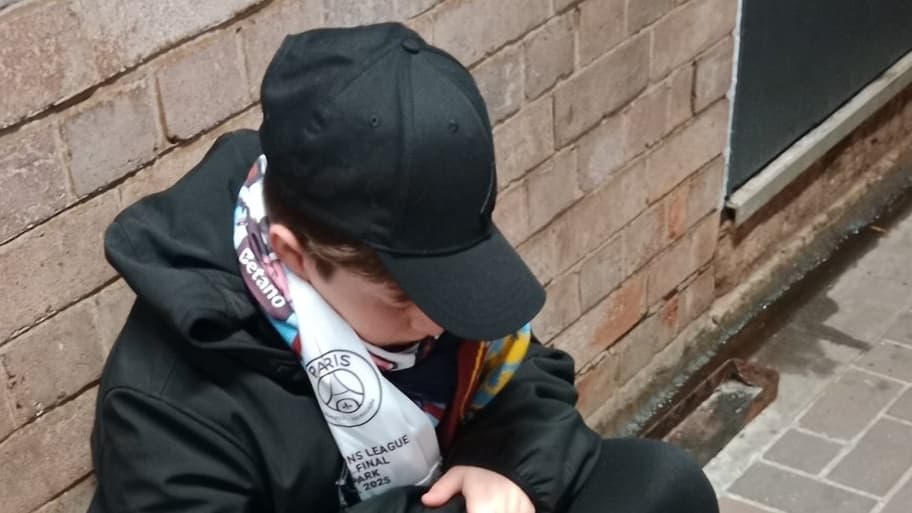 Mael-un-jeune-supporter-du-PSG-age-de-13-ans-a-ete-evacue-des-tribunes-d-Aston-Villa-pour-avoir-cele.jpeg