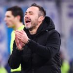 Roberto-De-Zerbi-l-entraineur-de-l-OM-en-train-d-implorer-l-arbitre-avec-les-mains-face-a-l-OL-le-2.jpeg