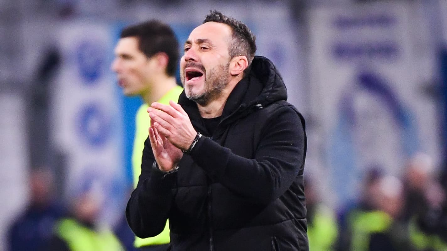 Roberto-De-Zerbi-l-entraineur-de-l-OM-en-train-d-implorer-l-arbitre-avec-les-mains-face-a-l-OL-le-2.jpeg