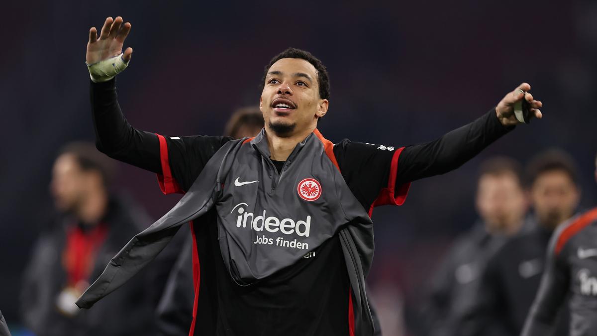 hugo-ekitike-2425-jubelt-fur-frankfurt.jpg