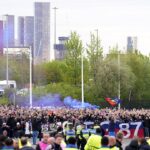 mu-ol-des-supporters-lyonnais-bloques-en-dehors-d-old-trafford-iconsport_257892_0003-391446.jpg
