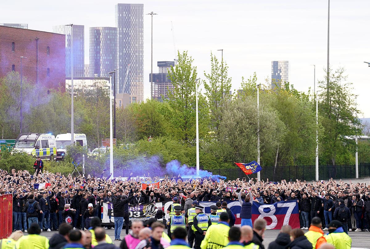 mu-ol-des-supporters-lyonnais-bloques-en-dehors-d-old-trafford-iconsport_257892_0003-391446.jpg
